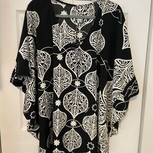 Manuhealii Black and White Leaf Pattern Tunic